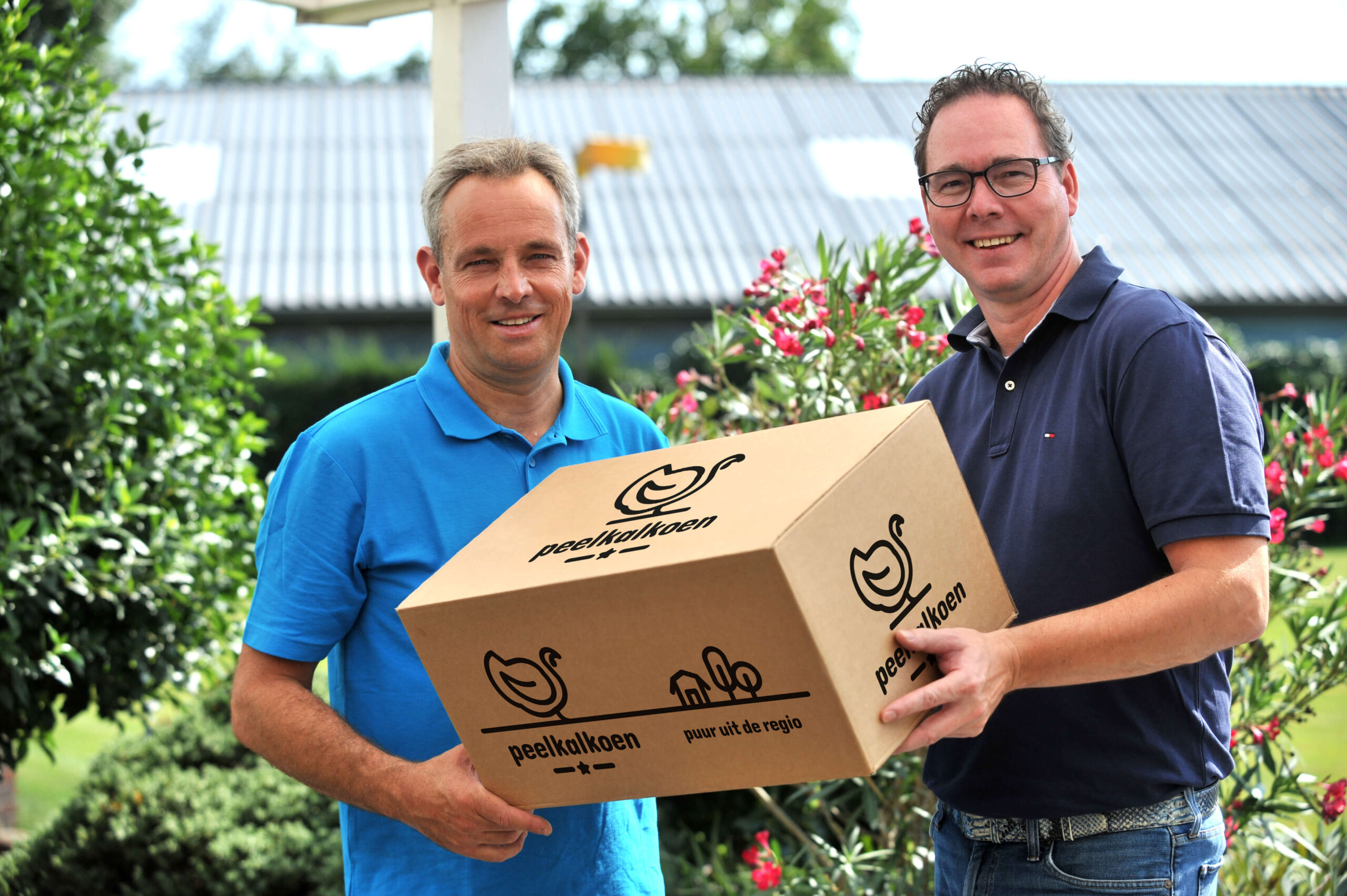 Foto Twan Jenniskens en Ronald Cornelissen met de zelf ontwikkelde duurzame koel- en vriesverpakking